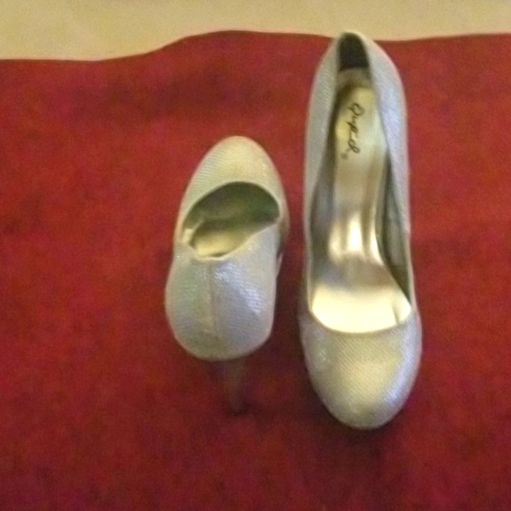 Qupid 81/2 silver platform 5in heels.